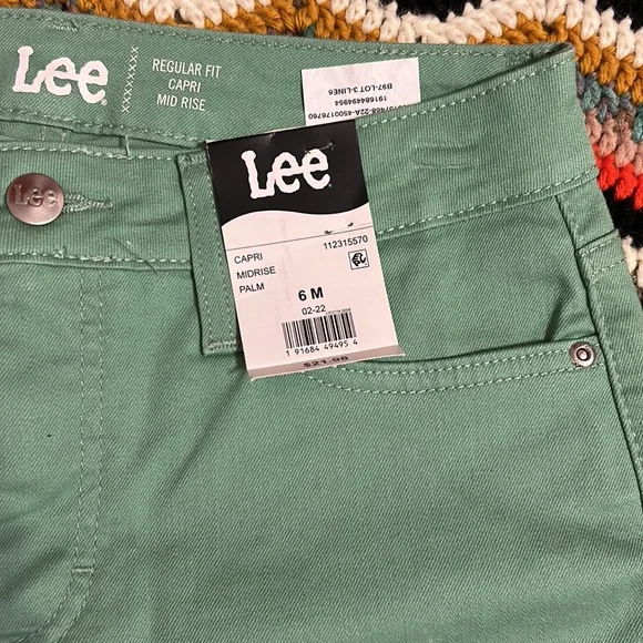 NWT Lee Lady’s Regular Fit Capri Mid-rise. Palm green. Lady’s size 6 M. - Picture 5 of 6